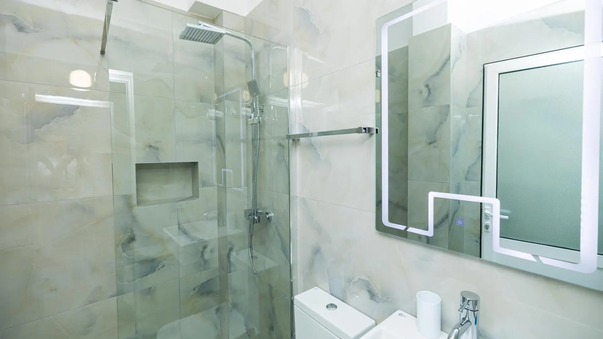 Vlorë Hotel Idi אורחן