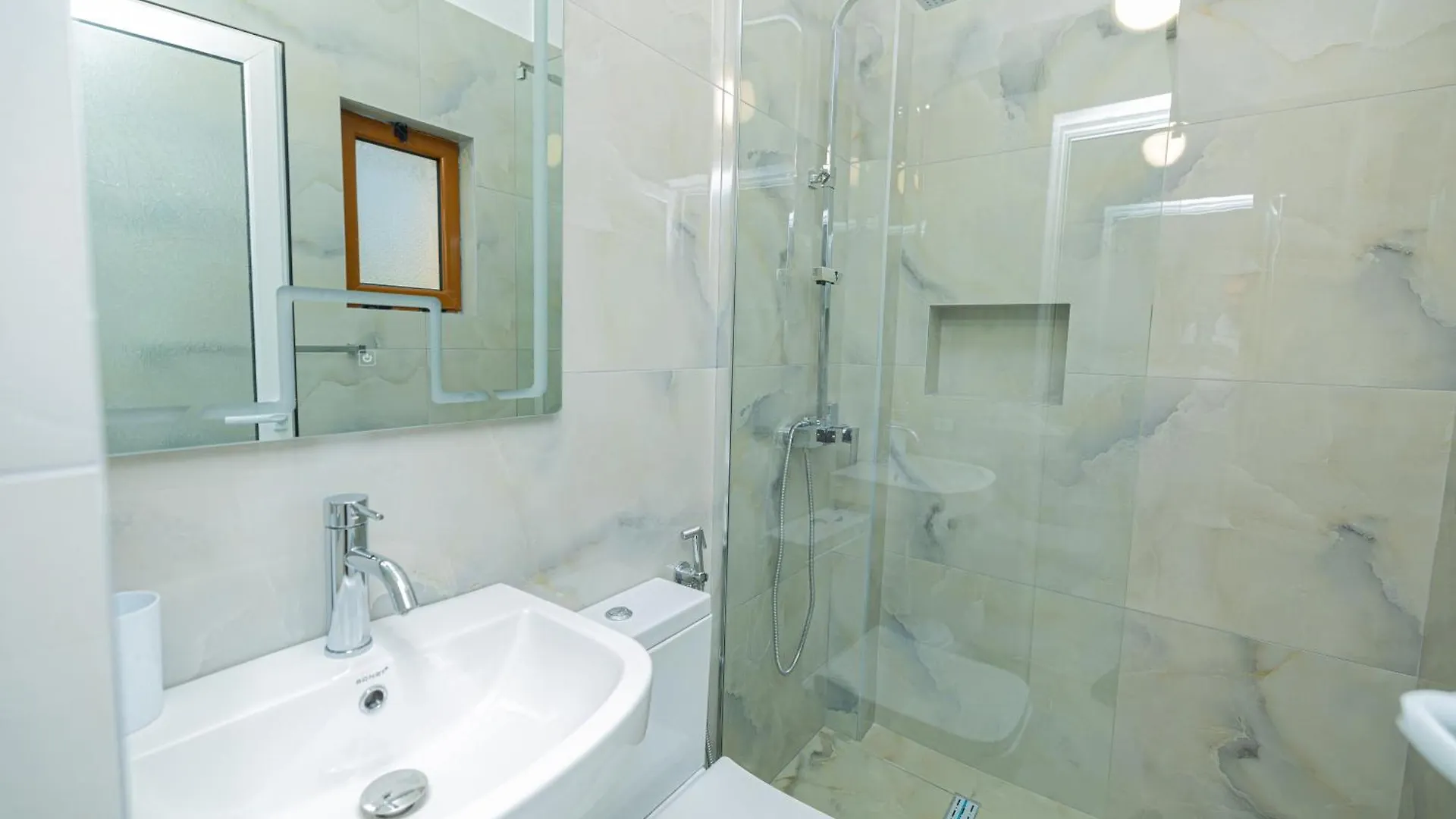 אורחן Vlorë Hotel Idi